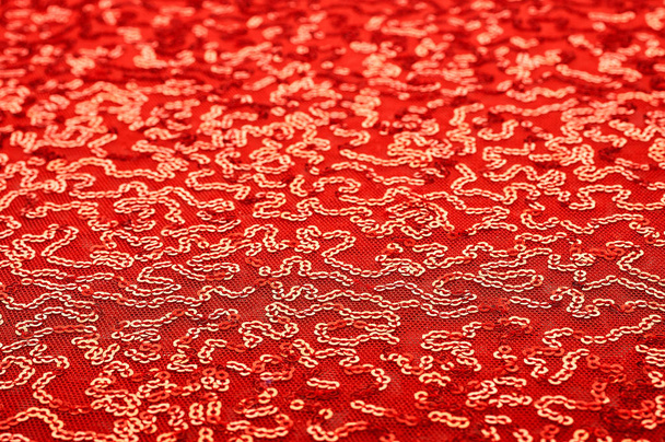 Tekstura, wzór. Bordowy czerwony tkaniny z paillettes. Spójrz na te cekiny Neon różowy dżetami. Okrążenie neonowy różowy dżetami cekiny pokrywają się z opalizujący połysk w siatkę sama fioletowy - Zdjęcie, obraz
