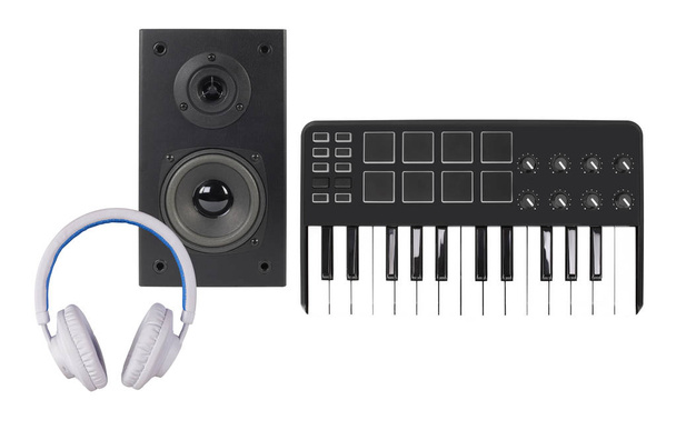 Musik und Sound - Frontansicht Line-Array Lautsprechergehäuse, Midi-Tastatur und weißer Kopfhörer isoliert auf weißem Hintergrund. - Foto, Bild