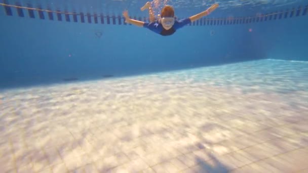 Unterwasser kleines Kind im Schwimmbad mit Maske - Filmmaterial, Video