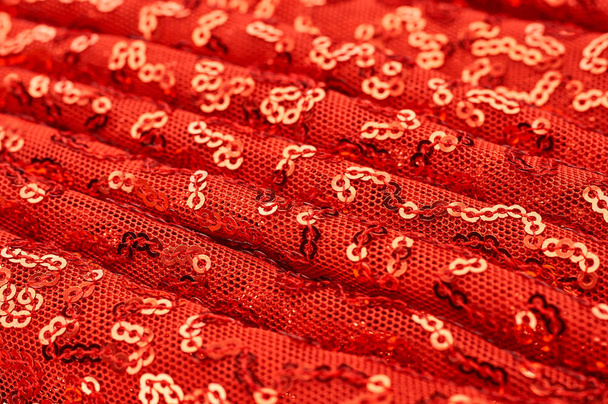 Tekstura, wzór. Bordowy czerwony tkaniny z paillettes. Spójrz na te cekiny Neon różowy dżetami. Okrążenie neonowy różowy dżetami cekiny pokrywają się z opalizujący połysk w siatkę sama fioletowy - Zdjęcie, obraz