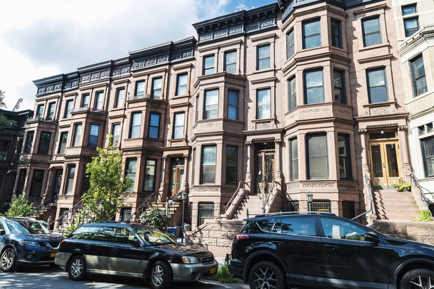 Old typical houses with cars parked in the Brooklyn neighborhood in Manhattan, New York City, USA - Fotoğraf, Görsel