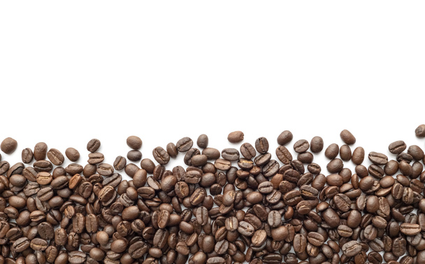 Φρυγμένους κόκκους καφέ σε λευκό φόντο. Μεγέθυνση εικόνας. - Φωτογραφία, εικόνα