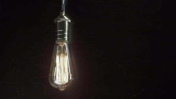 lampadina si illumina su sfondo di legno
 - Filmati, video