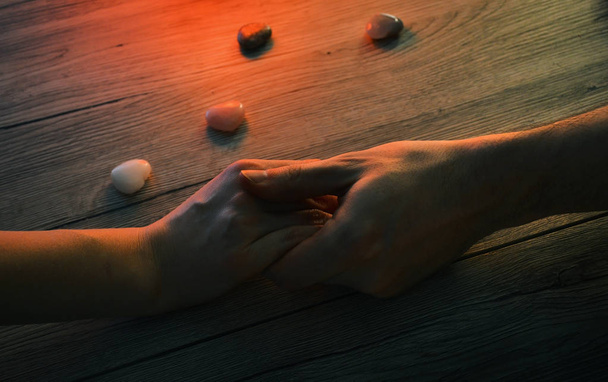 Dwie ręce, trzymając się nawzajem, symbol miłości i relacji - Zdjęcie, obraz