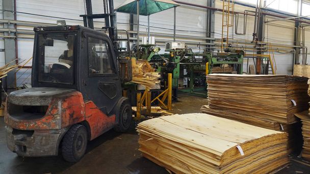 合板の生産のためのショップです。ローダーは、合板のスタックを運ぶ。ビジネス木材加工。木工業界 - 写真・画像
