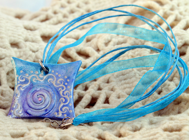 amuleto de arcilla azul
 - Foto, imagen