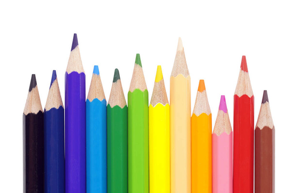 Potloden van verschillende kleuren close-up van 12 kleuren regenboog - Foto, afbeelding