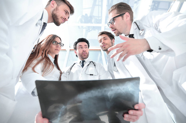 doctors colleagues look at the x-ray of the patient - Foto, immagini