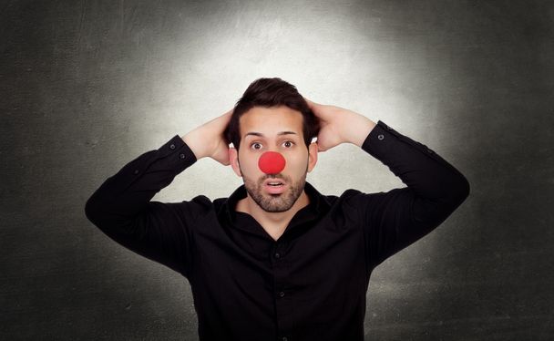 Homme d'affaires étonné avec nez de clown
 - Photo, image