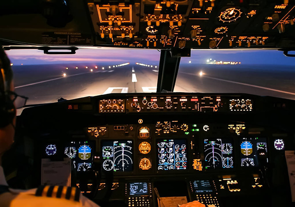 Cockpit de um avião de passageiros. Vista do cockpit durante o voo de uma aeronave de passageiros
. - Foto, Imagem