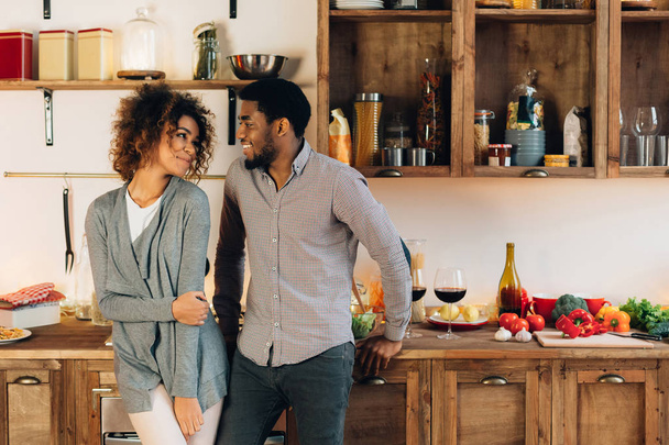 Charmant couple noir debout dans une cuisine confortable
 - Photo, image