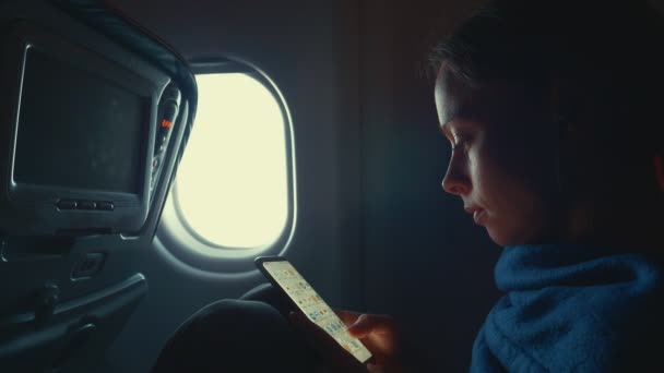 Fille attrayante avec téléphone dans l'avion
 - Séquence, vidéo