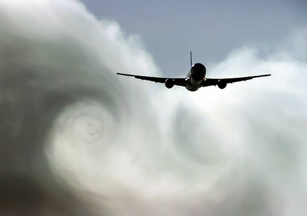 飛行中に飛行機が残した雲の乱流. - 写真・画像