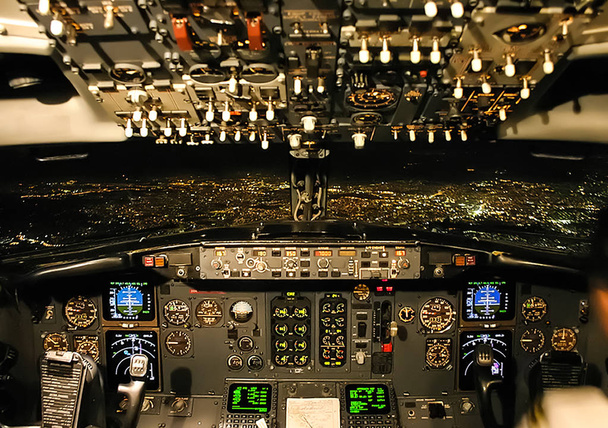Cockpit d'un avion de passagers. Vue depuis le poste de pilotage pendant le vol d'un aéronef de passagers
. - Photo, image