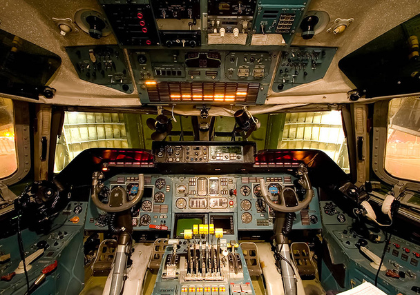 Kokpit samolotu pasażerskiego. Widok z kokpitu podczas lotu samolotu pasażerskiego. - Zdjęcie, obraz