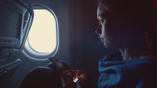 Menina atraente digitando mensagem no avião
 - Filmagem, Vídeo