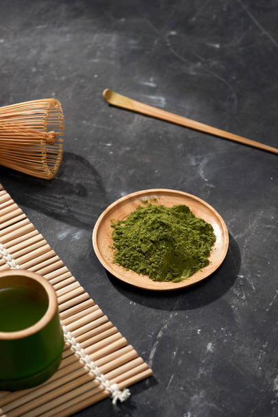 Ahşap masa, boşaltmak organik yeşil Matcha çay - Fotoğraf, Görsel