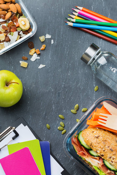 Еда и напитки, натюрморт, диета и питание, здоровое питание, отнять концепцию. Школьный обеденный стол и канцелярские принадлежности. Вид сверху плоский лежал, копировать пространство chalkboard фон
 - Фото, изображение