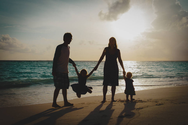 gelukkig gezin met kinderen op play op sunset beach - Foto, afbeelding
