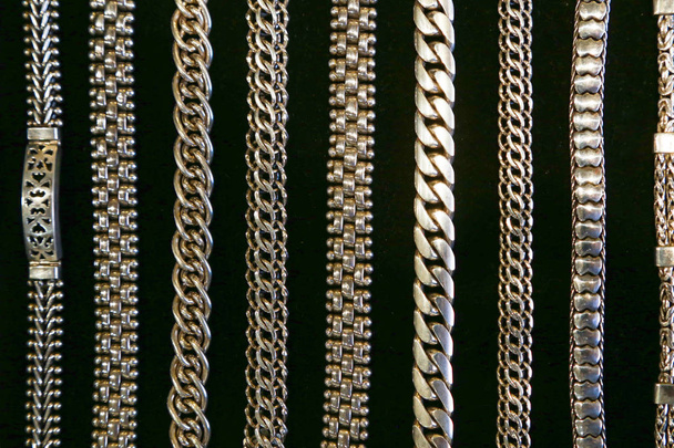 Αλυσίδες ασημένια βραχιόλια σε ένα κατάστημα και - Φωτογραφία, εικόνα