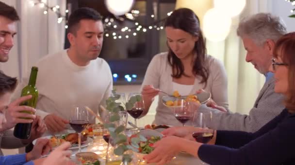 glückliche Familie beim Abendessen zu Hause - Filmmaterial, Video