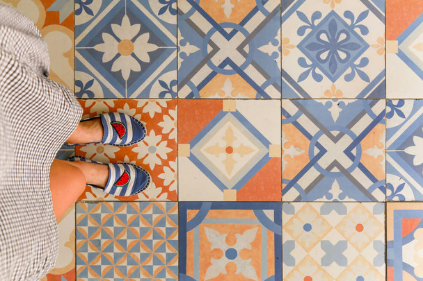 Vista superior de los zapatos de verano y azulejos de porcelana retro decorativos
 - Foto, Imagen