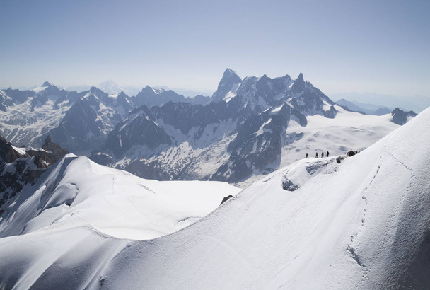 Rustige ochtend uitzicht op de Aiguille du Midi - 3.842 m, berg in de Mont Blanc massief, Franse Alpen.  - Foto, afbeelding