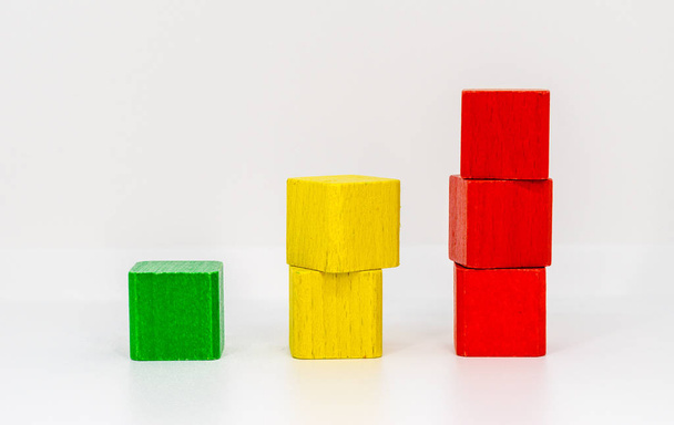 детская игрушка - сложенные строительные блоки разных цветов
   - Фото, изображение