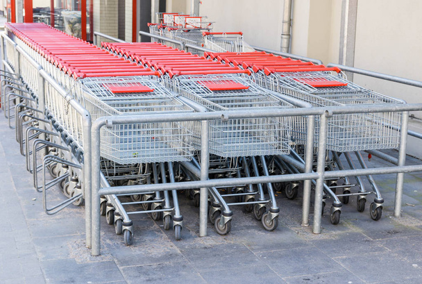 carrello della spesa o cestino davanti ad un supermercato
 - Foto, immagini