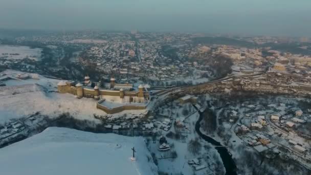 Letecký pohled na hrad Kamianets-Podilskyi na Ukrajině v zimě. Pevnosti se nachází malebné přírode v historickém městě Kamianets-Podilskyi, Ukrajina. - Záběry, video