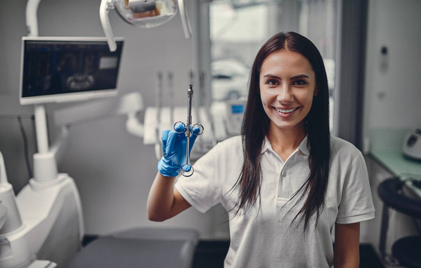 Жінка-стоматолог працює в сучасній стоматологічній клініці
. - Фото, зображення