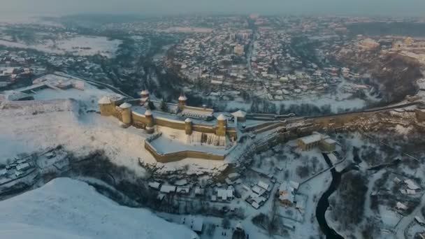 Kamianets-Podilskyi kastélyban Ukrajnában télen légifelvételek. A vár szívében, a festői természet a történelmi város Kamianets-Podilskyi, Ukrajna. - Felvétel, videó