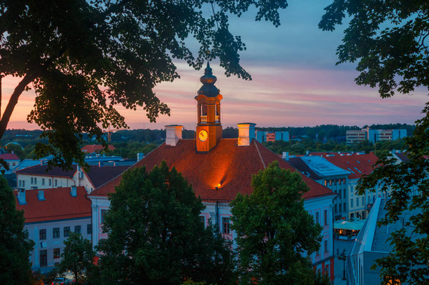 Coucher de soleil d'été et le beau ciel au-dessus de la mairie de Tartu et de la partie historique de la ville, vue depuis la colline du Dôme
 - Photo, image