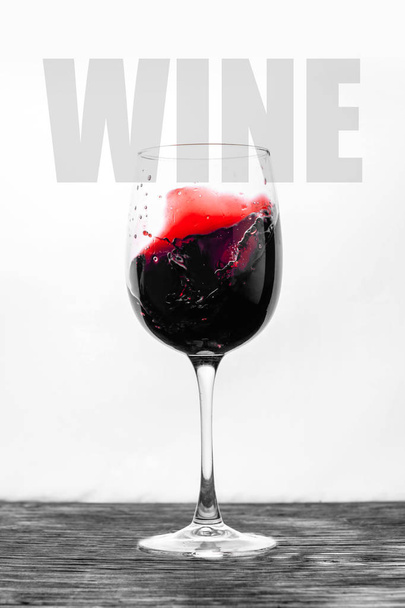 Il vino rosso nel bicchiere schizza in movimento su fondo bianco. Elegante design drink card con testo
 - Foto, immagini