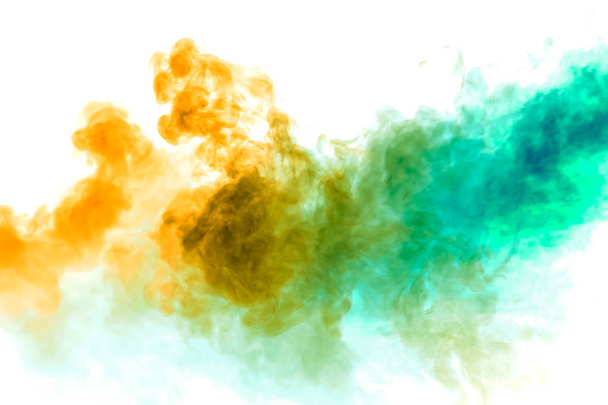Vapore colorato espirato dal vaporizzatore con una transizione liscia di molecole di colore dal giallo al blu su uno sfondo bianco come una collisione di due getti di fumo
. - Foto, immagini