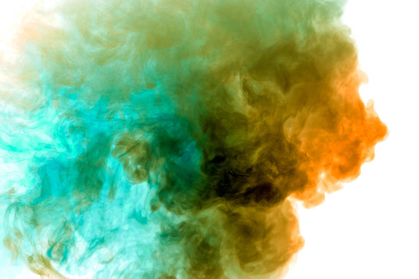 Толстая колонна дыма поднимается вверх, когда облако, выдыхаемое из паутины на белом фоне, выделяется желтым и голубым цветами.
. - Фото, изображение