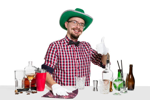 Expert barman is making cocktail at studio - Foto, Imagen