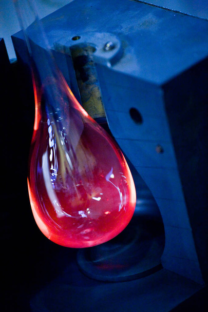 Fabricación de tubos de ensayo de vidrio transparente
 - Foto, Imagen