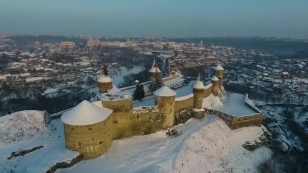 Vista aérea del castillo Kamianets-Podilskyi en Ucrania en invierno. La fortaleza situada entre la pintoresca naturaleza en la histórica ciudad de Kamianets-Podilskyi, Ucrania
. - Metraje, vídeo
