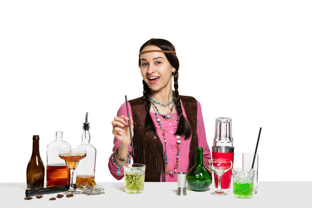 Une femme barman experte prépare un cocktail au studio
 - Photo, image
