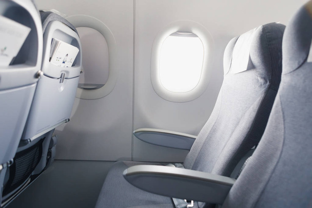 пассажирское сиденье авиакомпании и боковое окно
 - Фото, изображение
