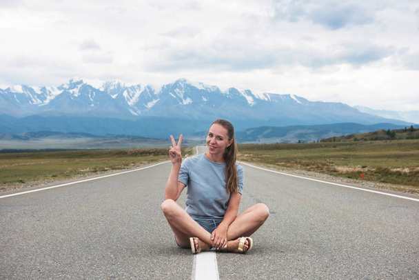 Woman sitting on the road - Фото, изображение