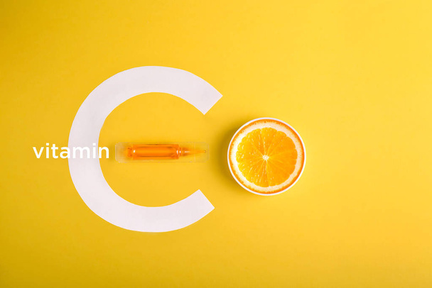 Serum en cosmetica met vitamine C. etherische olie van citrusvruchten. - Foto, afbeelding