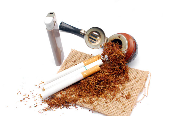 fumar cachimbo de tabaco, cigarros e isqueiro no fundo branco, imagem
 - Foto, Imagem