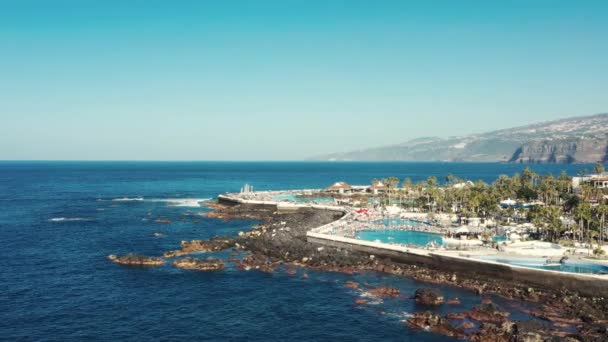 vista superior resort cidade hotel piscinas perto da baía do oceano
 - Filmagem, Vídeo