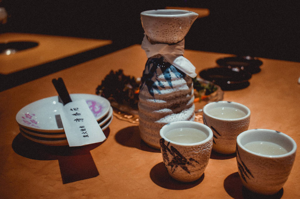 Set japonés para beber sake de vino de arroz
 - Foto, imagen