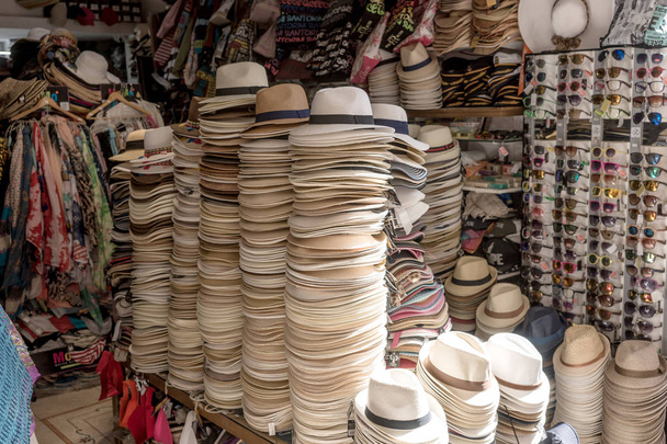 Chapéus e óculos para venda em uma loja
 - Foto, Imagem
