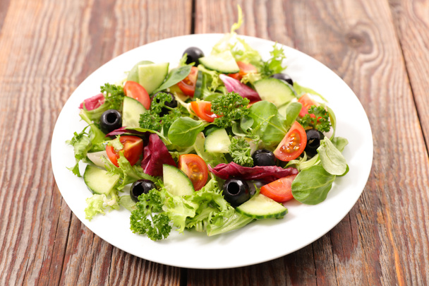 groente salade gemengde op houten tafel - Foto, afbeelding