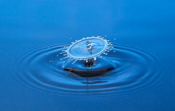 Drop falling in water - Fotoğraf, Görsel