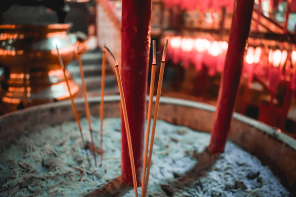 Αρωματικά καύση joss ραβδί στο ναό Mo άνθρωπος στην Κίνα Χονγκ Κονγκ - Φωτογραφία, εικόνα